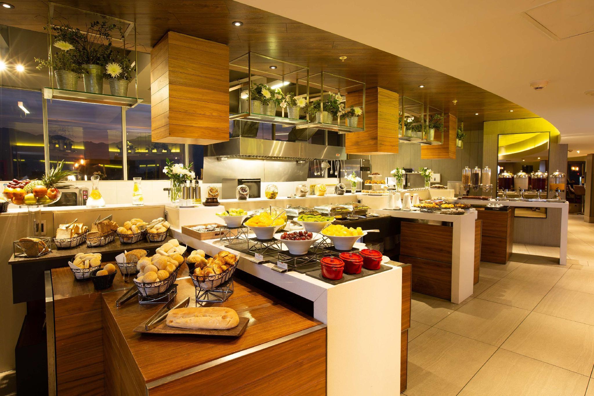 Hotel Doubletree By Hilton Santiago Kennedy, Chile Esterno foto